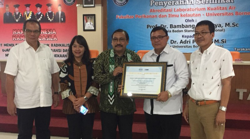 PENYERAHAN SERTIFIKAT AKREDITASI LABORATORIUM KUALITAS AIR